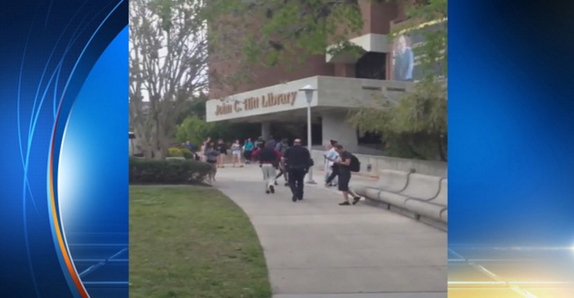 #BREAKING @UCF police investigate report of person with gun in campus library bit.ly/1NxCJ4u?utm_me… https://t.co/9QxEdQ9BIa