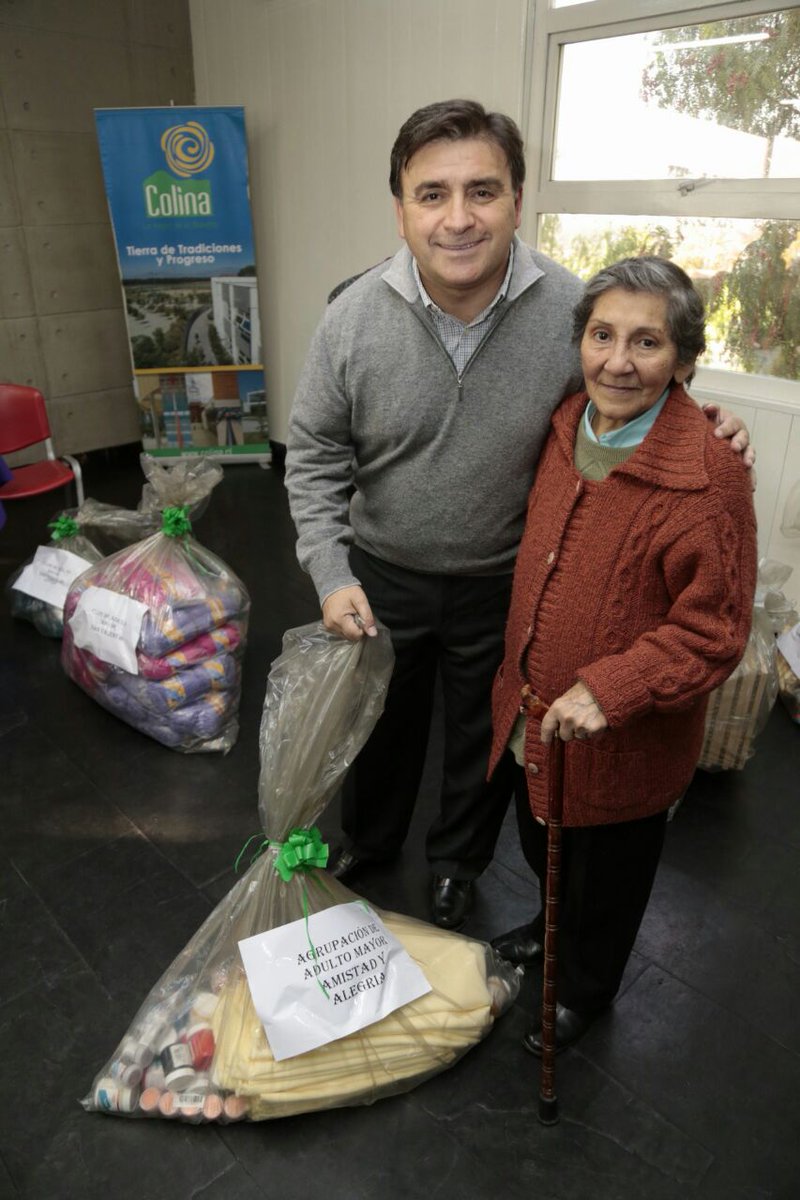 Junto a vecinos en la entrega de Materiales para Talleres de Adultos Mayores... #ColinaCrece