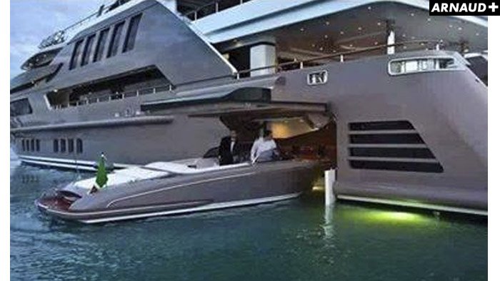 Pendant que tu galères à finir ton mois, un type gare son bateau dans... son bateau