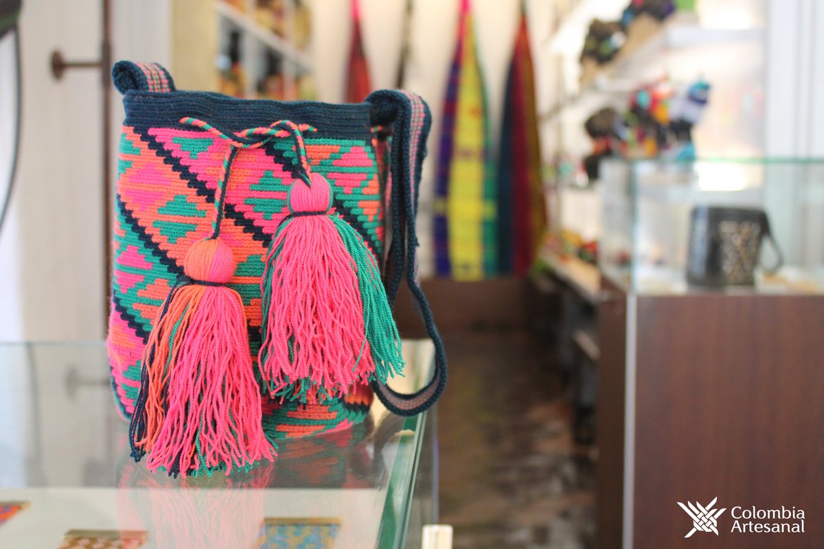 Colombiaartesan's tweet photo. Las mochilas son la máxima expresión del tejido Wayuu. #ColombiaArtesanal #MochilaWayuu #SomosColombia https://t.co/i3uOALAHzA