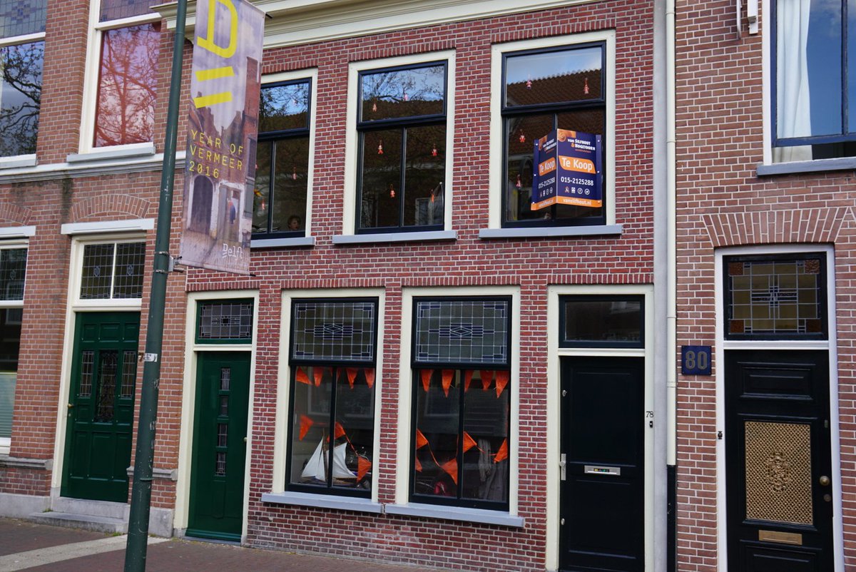 NLDDelft's tweet photo. Huizen op de Nieuwe Langendijk bereiden zich voor op #Koningsdag! #Delft https://t.co/2tGZF84z07
