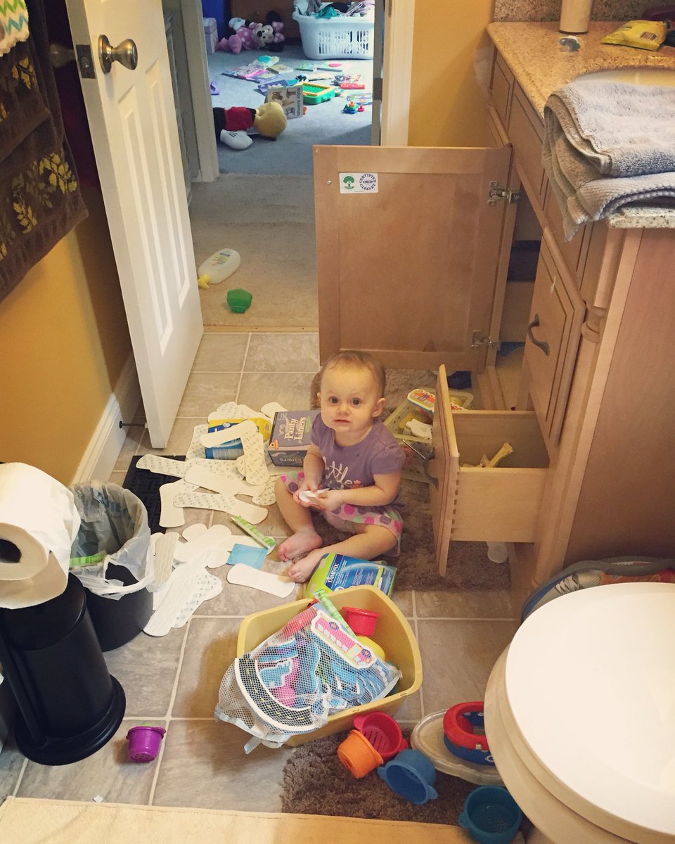 tarakoz12's tweet photo. #Ijustwantedto take a shower. New Mom fail hashtag👍🏼
#tinytornado https://t.co/ptQnVOwgux