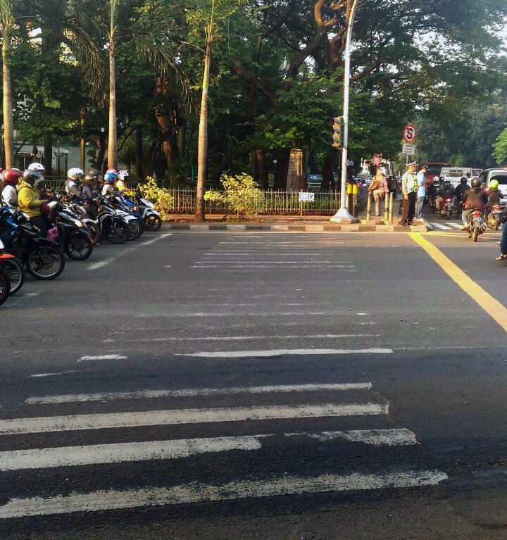 TMCPoldaMetro's tweet photo. Mari patuhi peraturan utk berhenti di blkg Garis Stop. Ingat, pada garis tersebut terdapat hak penyeberang jalan. https://t.co/MUCMADl7MB