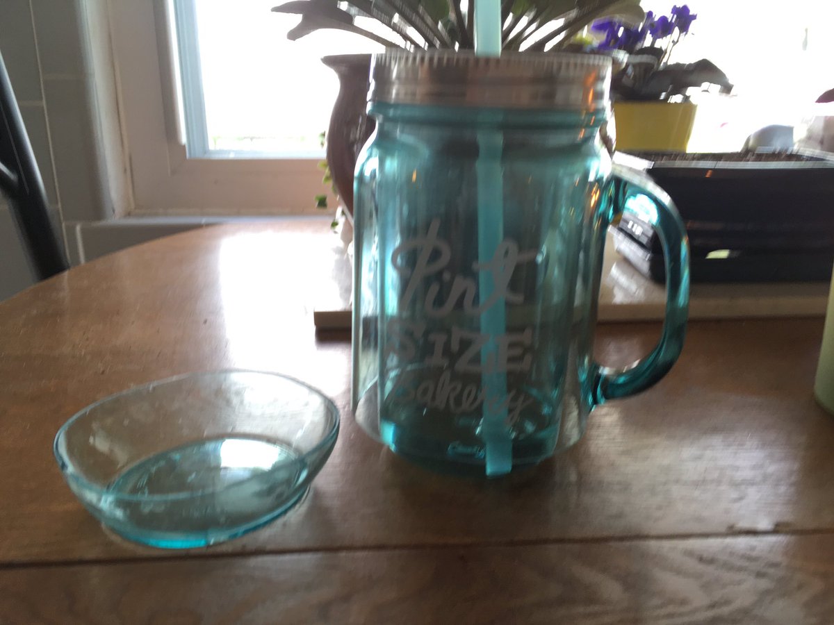 catzrool's tweet image. Hurry up and re-open @PintSizeBakery. I had a calamity! #BrokenGlass #ReplacementNeeded #AndABreakfastCookie