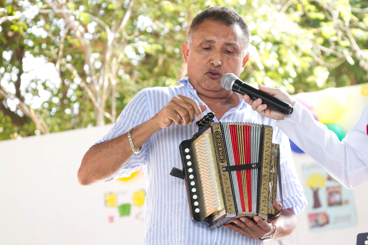 GIMNORTE_VUP's tweet photo. Alberto 'Beto' Murgas, ícono de nuestro folclor participó en acto cívico de primaria. Explicó historia del acordeón https://t.co/PdVqH2MeiH
