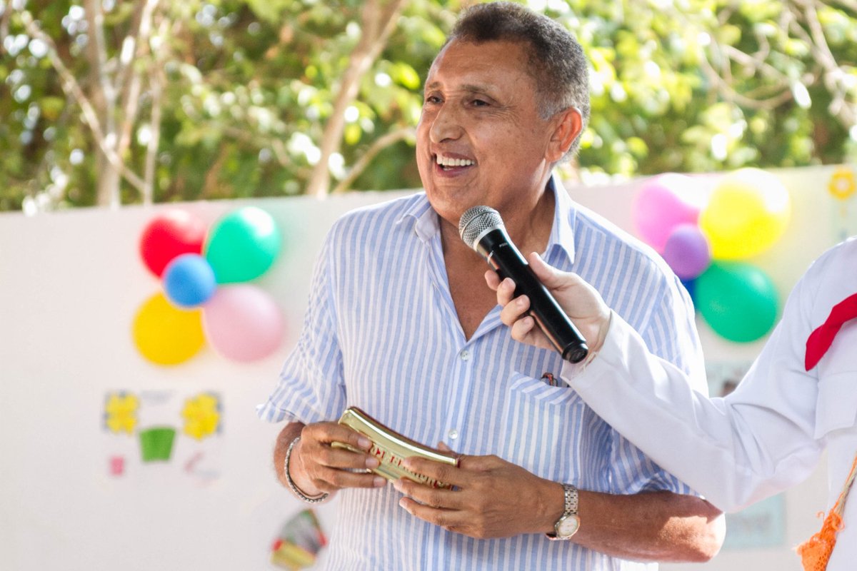 GIMNORTE_VUP's tweet photo. Alberto 'Beto' Murgas, ícono de nuestro folclor participó en acto cívico de primaria. Explicó historia del acordeón https://t.co/PdVqH2MeiH