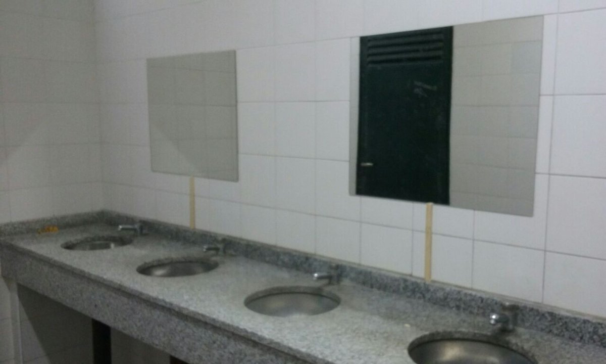 CEComercio2017's tweet photo. TRAS NUESTRO ESFUERZO Y TU AYUDA,ASÍ QUEDARON LOS BAÑOS CON PUERTAS Y ESPEJOS NUEVOS.
#ComercioSeTransforma https://t.co/9kTZRN2boi