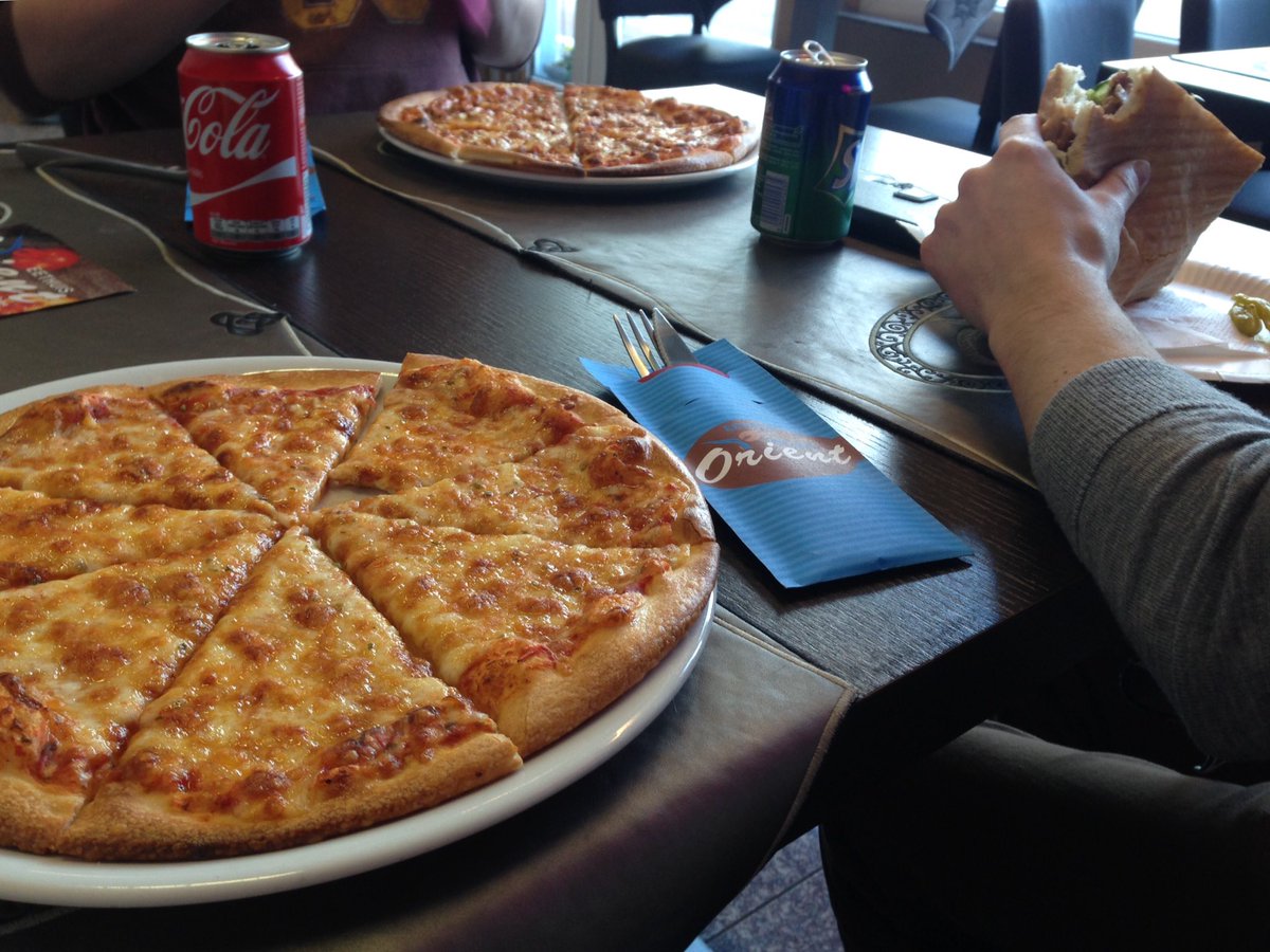 Frameinthemind's tweet image. Little break= Big pizza Nham nham! #fooooood #FITM #follow