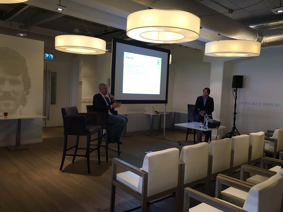 Op dit moment krijgen Jong PSV en PSV O19 een inspirerende College Tour over financiën van Kevin Hofland. #PSV