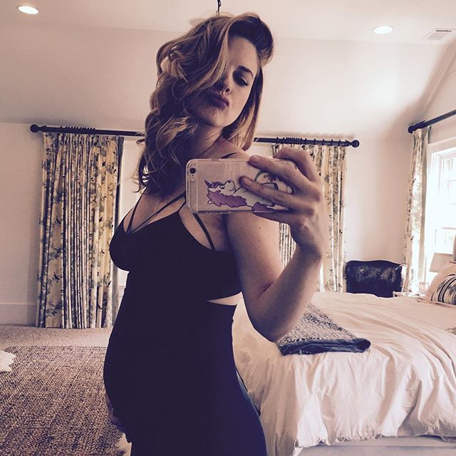 😊 <a href="/alexandrabreck1/">Alex Breckenridge</a> Congrats!! 👶🏻😍😘 #TWDFamily