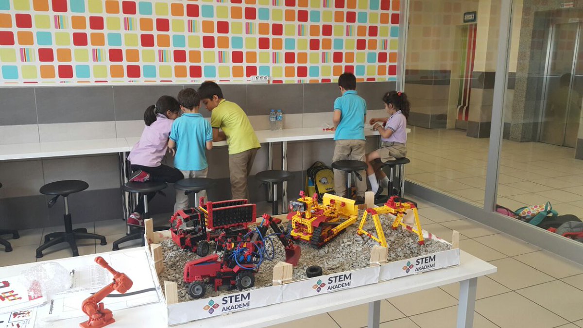 STEMakademi's tweet photo. Ataşehir Mehmet Akif Ersoy İlkokulu'nda çalışmalarımız devam ediyor. #buyazcodeyaz #robotik #fischertechnik https://t.co/YIrtWdiRgH