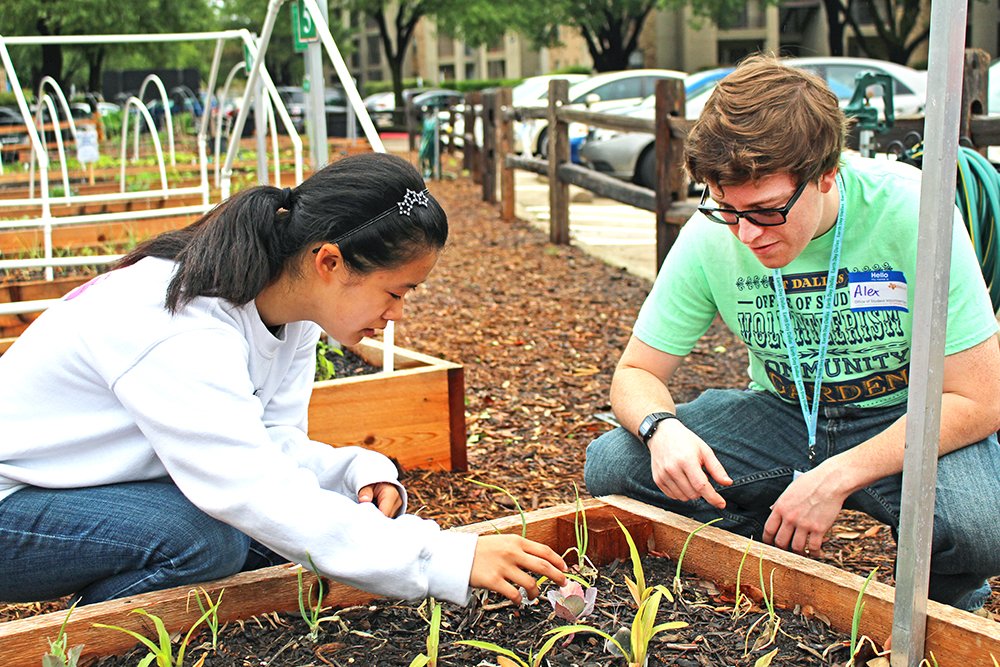 UT_Dallas's tweet photo. Who's ready for Day 2 of @volunteer_utd's #UTDEarthWeek? Full list of events >> https://t.co/fY7K4nnzn2 https://t.co/YM5tycns9E