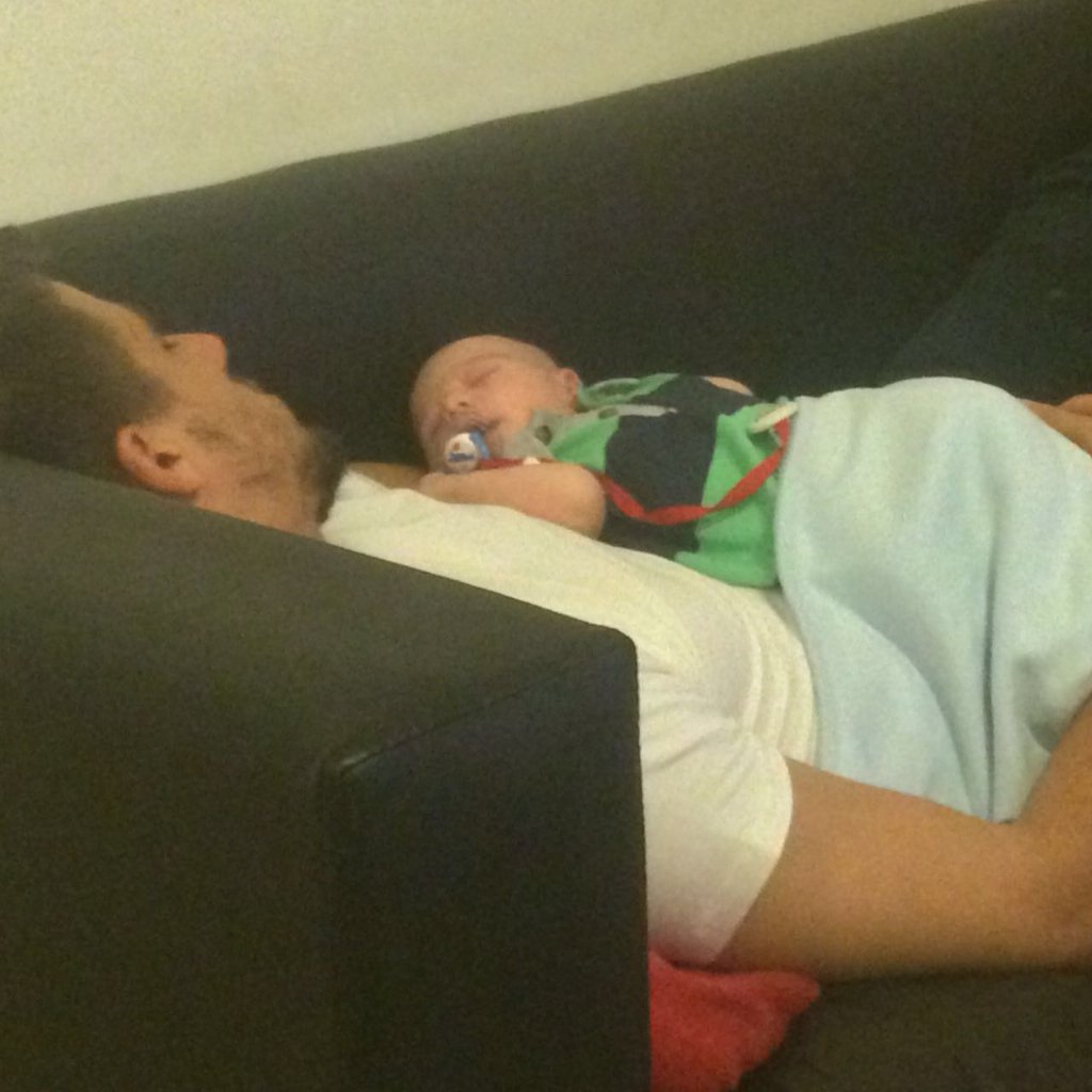 RonconiEmi's tweet photo. Ahora se duerme asi... Incomodo pero feliz jejeje.. https://t.co/NIBJfcEaas