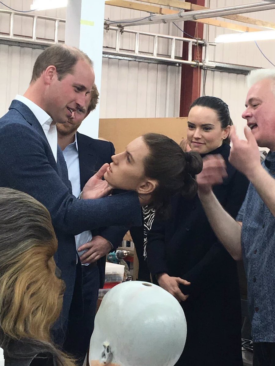 mr1derful1's tweet photo. Star wars episode 8 Photos
Prince William examination of Rey head as dasiey looks on #mustbestrange
#starwars https://t.co/WoQnb2JDKg