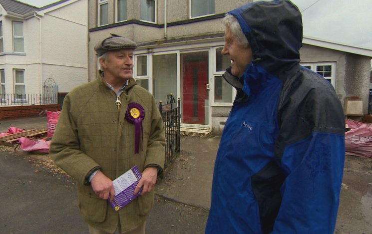 YRasirSenedd's tweet photo. #RasIrSenedd on @S4C at 9.30pm!
Former First Minister Rhodri Morgan meets @UKIPWales... https://t.co/E7ggCuXEgP