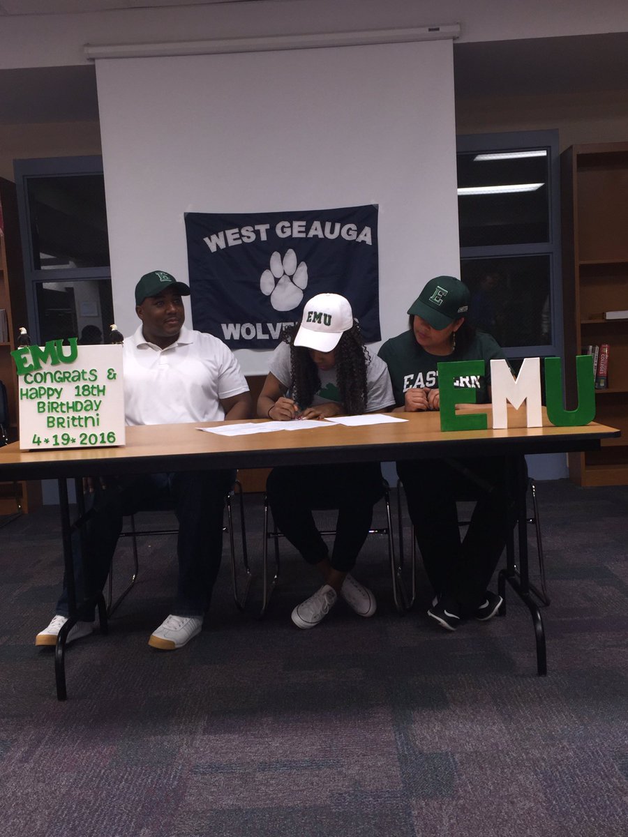 _brittnnii's tweet photo. Just signed my life away .Extremely blessed to say I committed to Eastern Michigan University 💚 go eagles https://t.co/HLxLe499bM