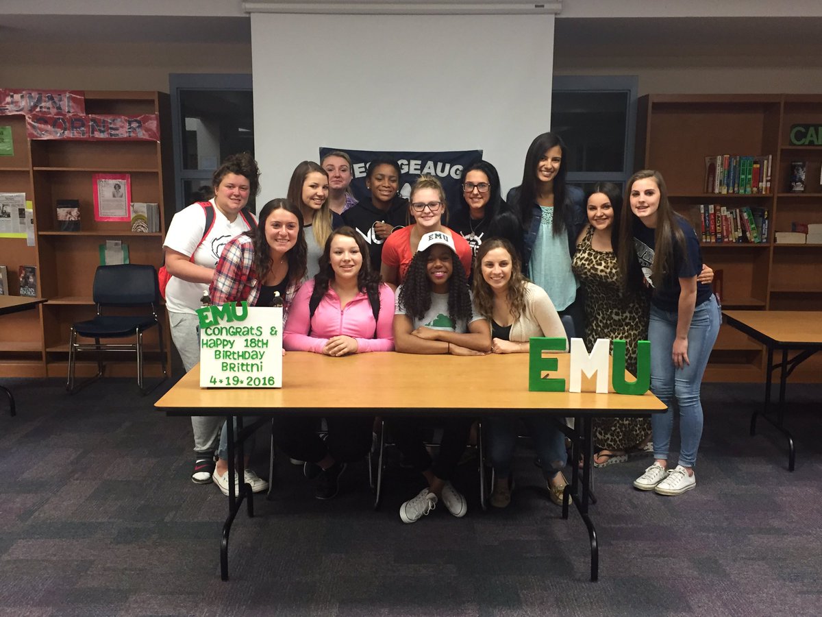 _brittnnii's tweet photo. Just signed my life away .Extremely blessed to say I committed to Eastern Michigan University 💚 go eagles https://t.co/HLxLe499bM