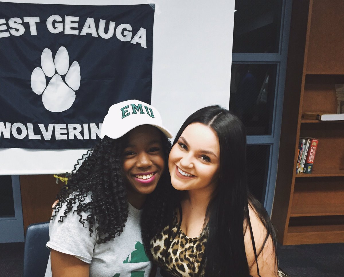 _brittnnii's tweet photo. Just signed my life away .Extremely blessed to say I committed to Eastern Michigan University 💚 go eagles https://t.co/HLxLe499bM