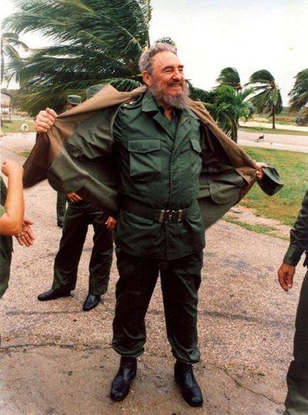 MartadeCuba's tweet photo. Ahí está Fidel, vivito, clausurando .#7CongresoPCC  y conmemorando aniversario Derrota del Imperialismo. VIVA FIDEL https://t.co/G6Drn8A5mt