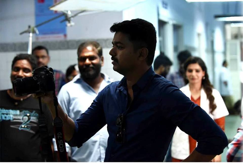 recentlook's tweet photo. #Theri Working Stills !! #Ilayathalapathy #Vijay #Samantha

@VijayfansTN @vijayfc @VijayFansUK https://t.co/HEG9fNSzp9