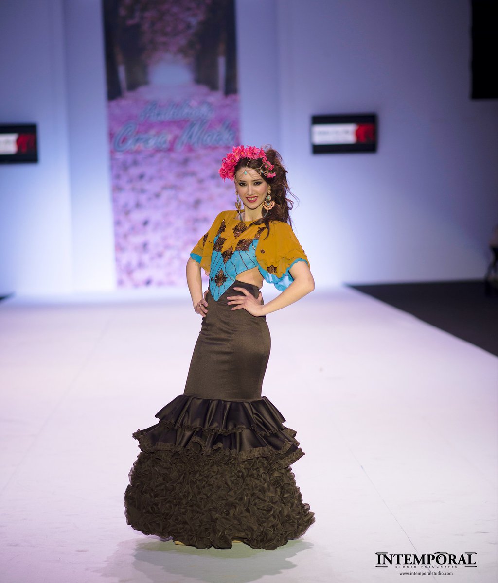 AndCreaModa's tweet image. Desfile de @DidiMarti_  su colección "Reinas de las Arenas" en Premios Andalucía Crea Moda. #modaflamenca #Andalucia