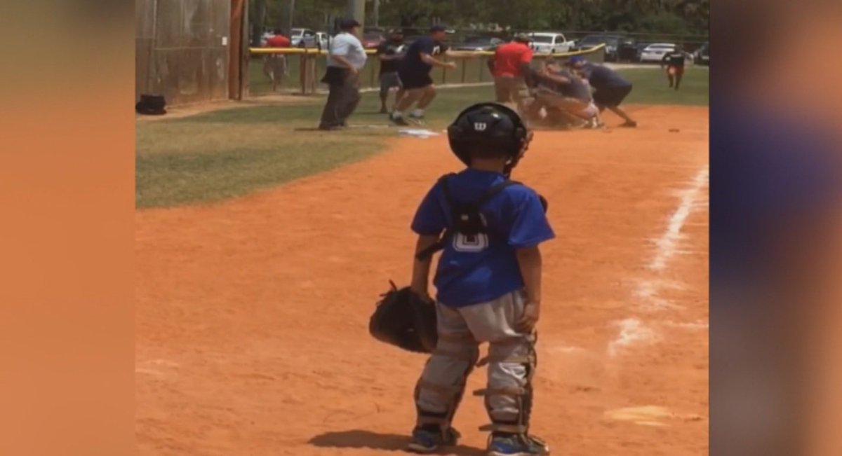 WATCH HERE Brawl breaks out between adults at Cooper City youth baseball game bit.ly/1SiwZbj?utm_me… https://t.co/0MWznuh25Q
