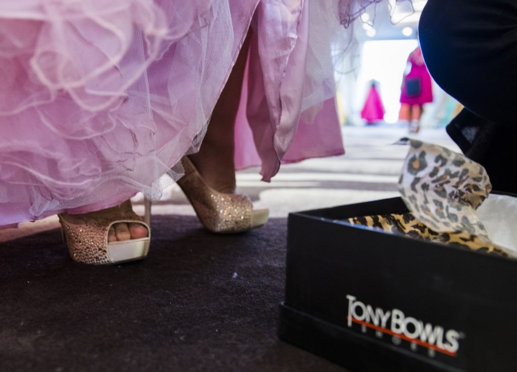 dmnfood's tweet photo. 'Say Yes to the Dress' blitzes through #Dallas, granting prom wishes | @syttd@TLC  https://t.co/dCOuzMZVJn https://t.co/vpGRTwb1eo