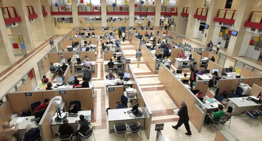 laSextaTV's tweet photo. El Gobierno devuelve la extra a los funcionarios a las puertas de otra campaña electoral ▶ https://t.co/JtmsAB2WNE https://t.co/T4FK3lK2ke