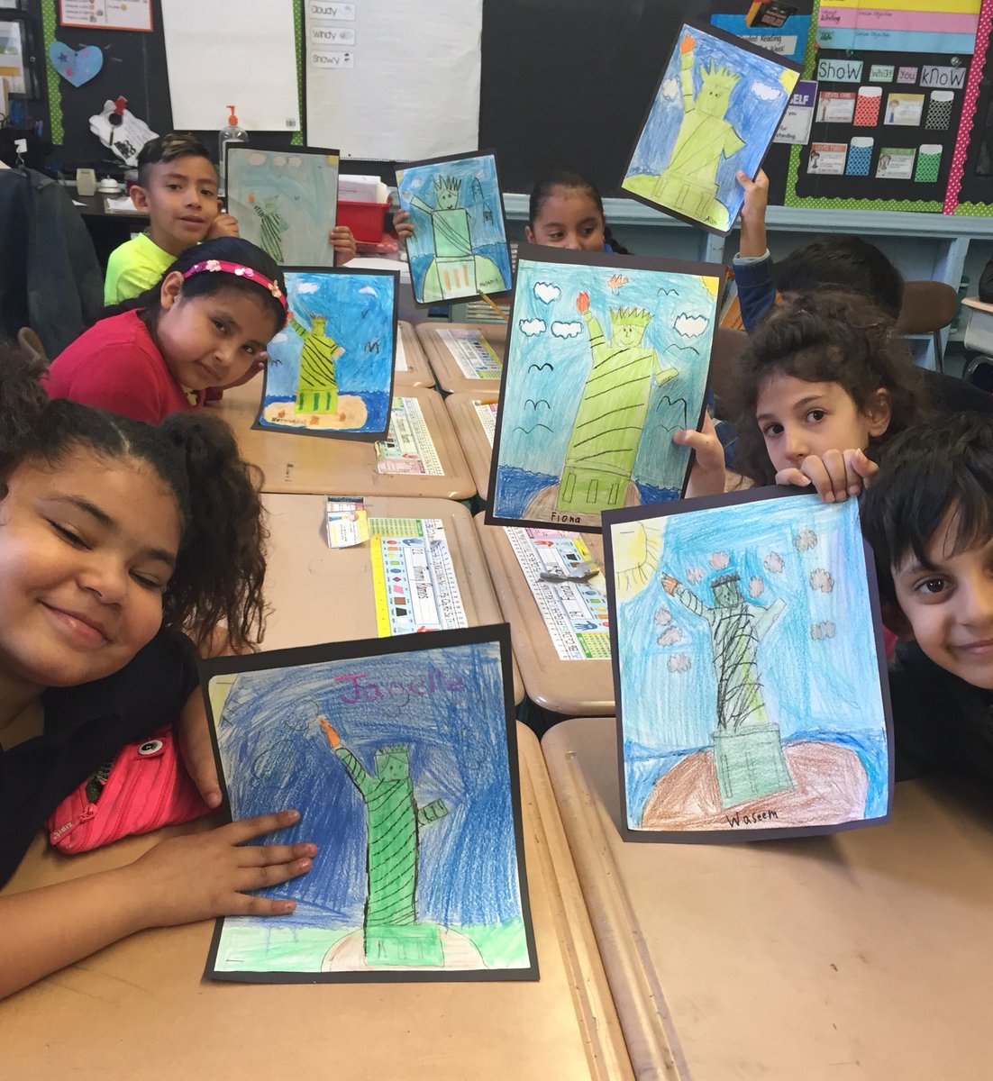 2ndGradeJKO's tweet image. #class201 learns about NYC landmarks! #statueofliberty #2ndgrade #directeddrawings #artintheclassroom @PS66JKO