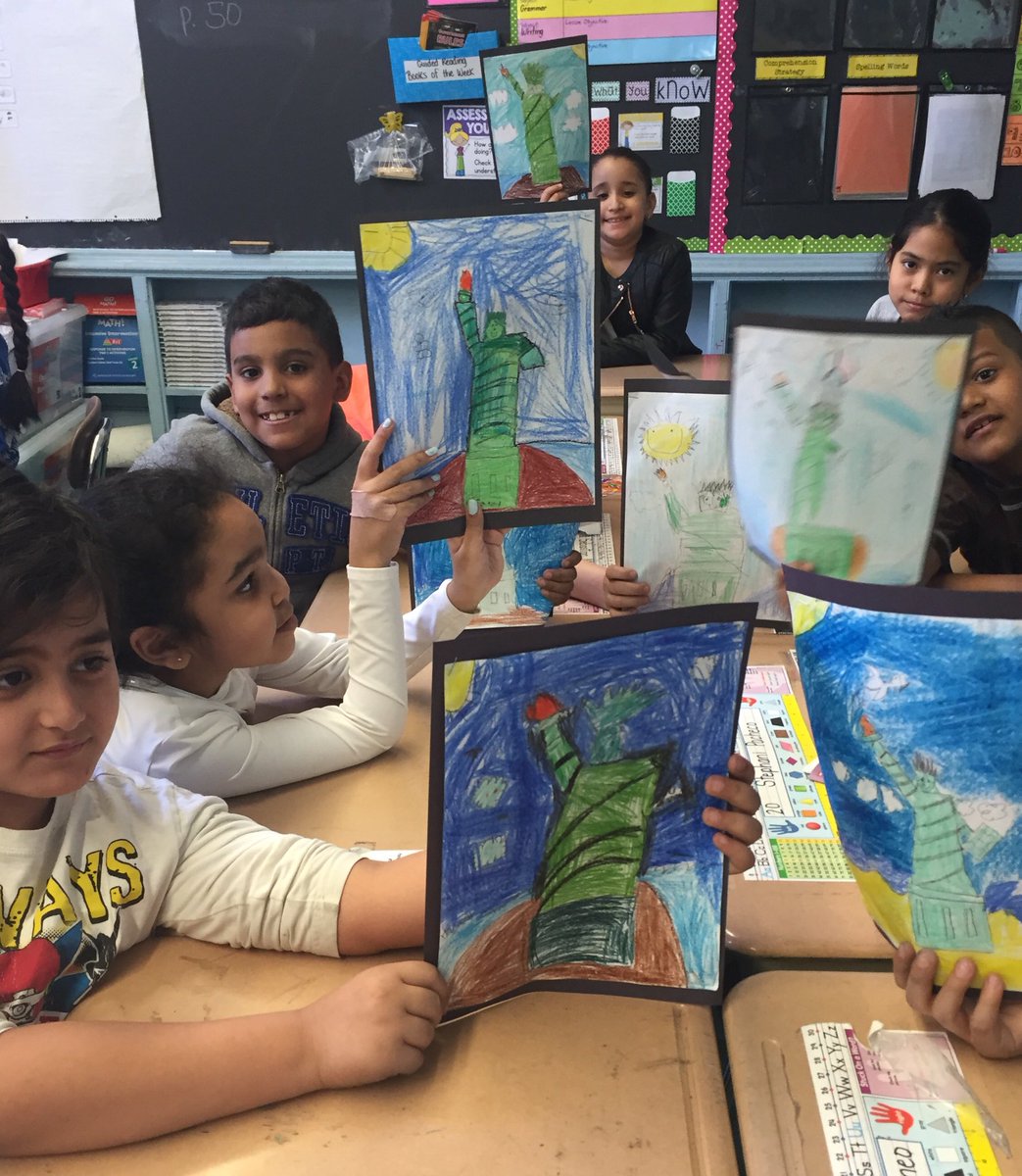 2ndGradeJKO's tweet image. #class201 learns about NYC landmarks! #statueofliberty #2ndgrade #directeddrawings #artintheclassroom @PS66JKO