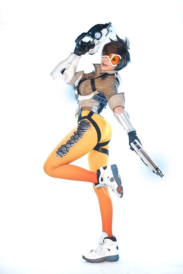 IGN Cosplay: Um dia como Tracer, heroína de Overwatch