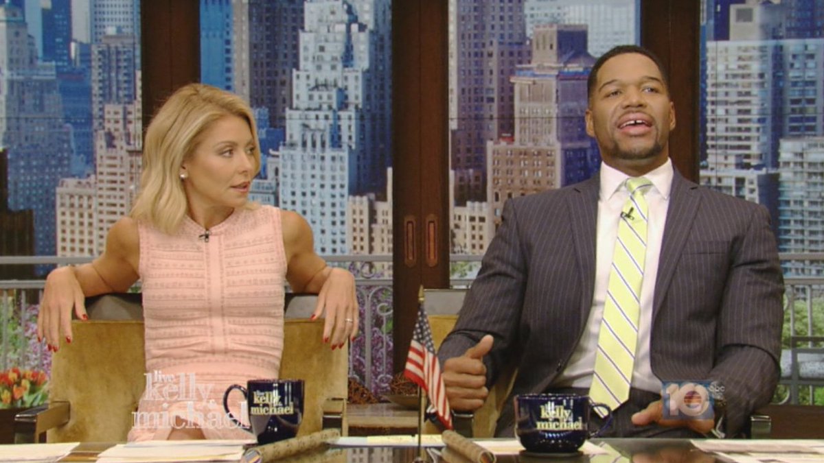 #BREAKING Michael #Strahan to leave "Live with Kelly & Michael," will work full-time on GMA bit.ly/1Nkor6Z?utm_me… https://t.co/l8tKphjwSz