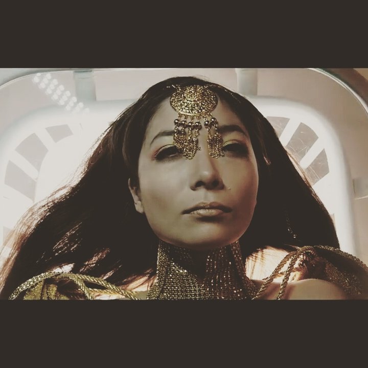 ArlowXan's tweet photo. #musicvideo 'Sun Goes Rising' with @GoldHouseMedia  #retro #scifi #goddess  https://t.co/HLQxArhQNW https://t.co/DsWHrxjHea