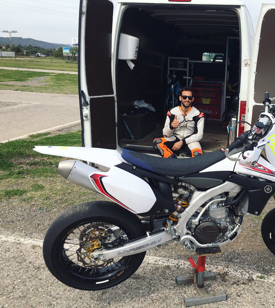 rickycardus88's tweet photo. Mañana de supermotard!!                           Ahora toca  entreno de bici 🚴🚴🚴💪💪 https://t.co/hT0WBb3mUJ
