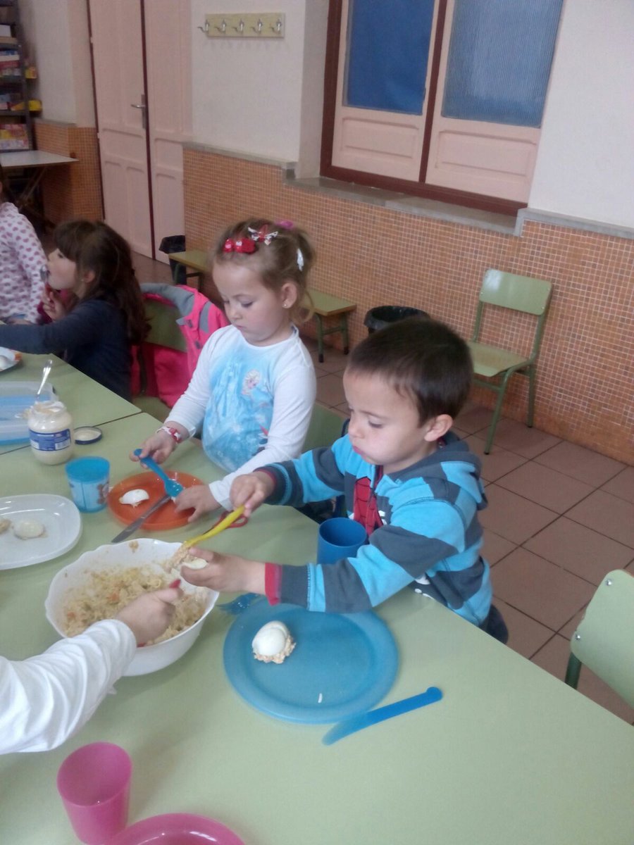 crafloridaduero's tweet photo. #ColeChef #Castronuño nuestr@s Chef han cocinado #Huevos rellenos 🍧 cualquier día nos dan una #Estrella 🌟 @educacyl https://t.co/8nLlnUyWDA