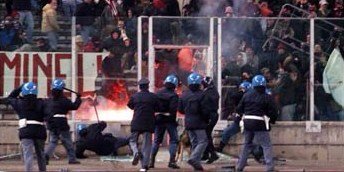 PrimaveraUltras's tweet photo. BOTTE E FIAMME È IL SALUTO DEGLI ULTRÀS! #UG #ToroMilan #LAmaratona #milanvaffanculo #ACAB #Ultras https://t.co/xYZ1irPyVL