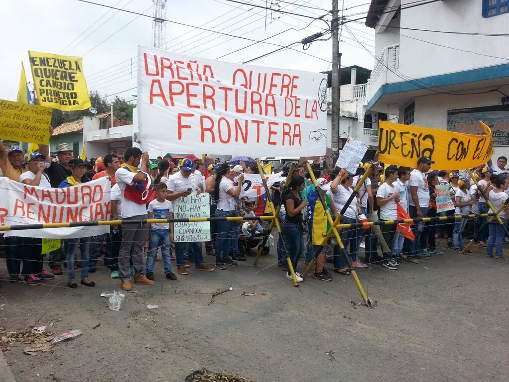 LaCastadivaTSc's tweet image. ⛔ULTIMO MINUTO⛔#GAR
PUEBLO DE UREÑA EXIGE QUE ABRAN LA FRONTERA
#GochosArrechos #Ureña 
Imágenes @JoseRozoL