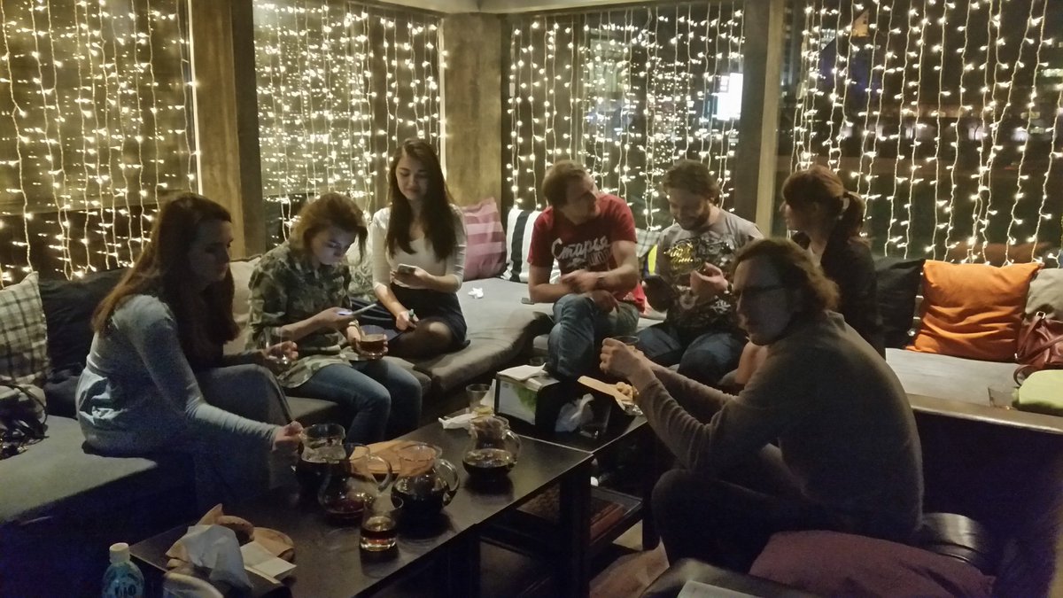 zlata_russia's tweet photo. Оказалось, #Vaport - непростой бар. Помимо американской кухни, там есть магазин с вейп девайсами и наполнителями. https://t.co/Xy6oQdJjK9