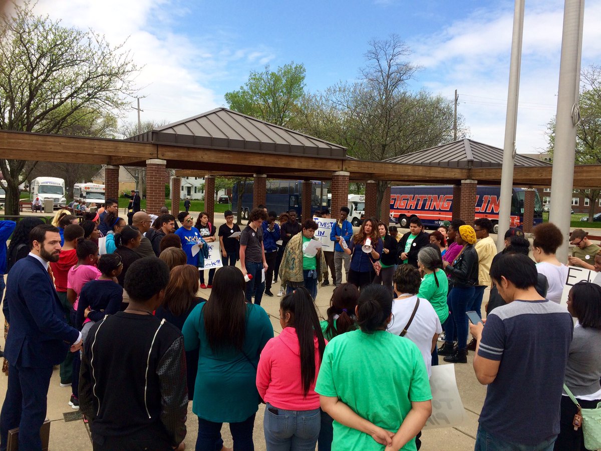 CommsUnited's tweet photo. In solidarity with @SWOPorg @VOYCEProject @BlocksTogether1 in Springfield! #EducateDontIncarcerate #HB5617 #SB578 https://t.co/MDuEtyktPu
