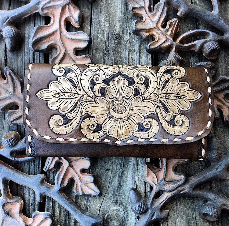 handmademvmt's tweet photo. Great carving with an inspirational backdrop. @76andriveted #thehandmademovement #leather … https://t.co/uKsGMyX7Fm https://t.co/JQ1grXkkSQ