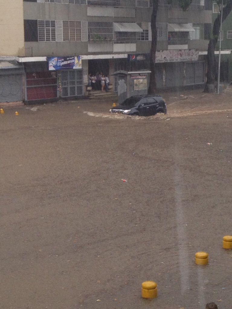 flores_albaro's tweet photo. @traffiCARACAS @bchacon702 AV. VICTORIA EN PROBLEMAS. https://t.co/IRmPl51pLu