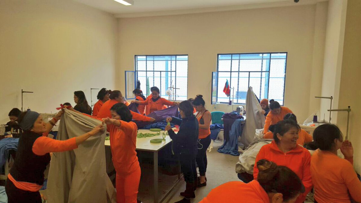 LedyZunigaRC's tweet photo. Talleres de centros penitenciarios y mano de obra dprivados de libertad trabajan 24 horas para ayudar a damnificados https://t.co/1RzsNb1aSP