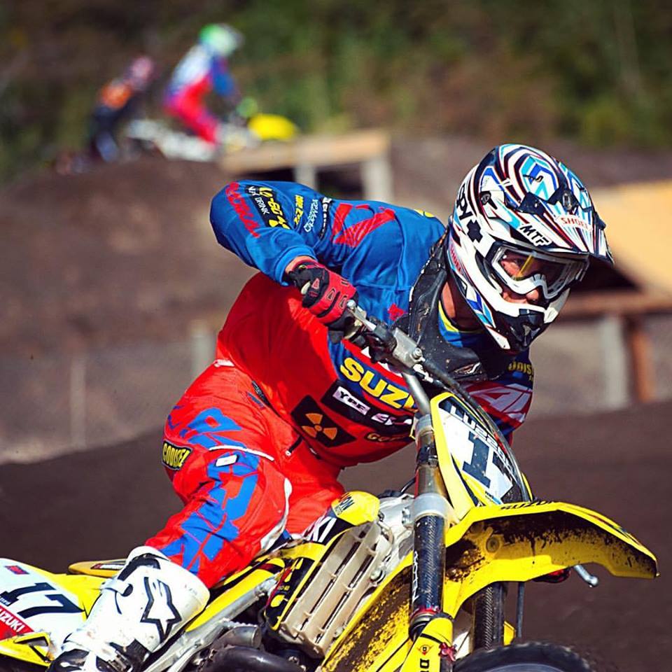 DefinimosBRC's tweet photo. Pasó por @RadioO1025 el piloto barilochense de #motocross @JLuz17 
ph: Carlos Rodrigo https://t.co/UtDrFiBlln