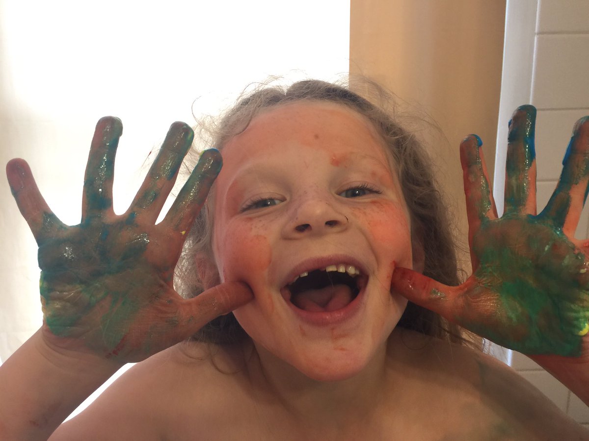 catchingbreaths's tweet photo. Experiments with homemade bath time finger paint (it's soap). #parentingwin #hellomess https://t.co/PgciLVfMgr