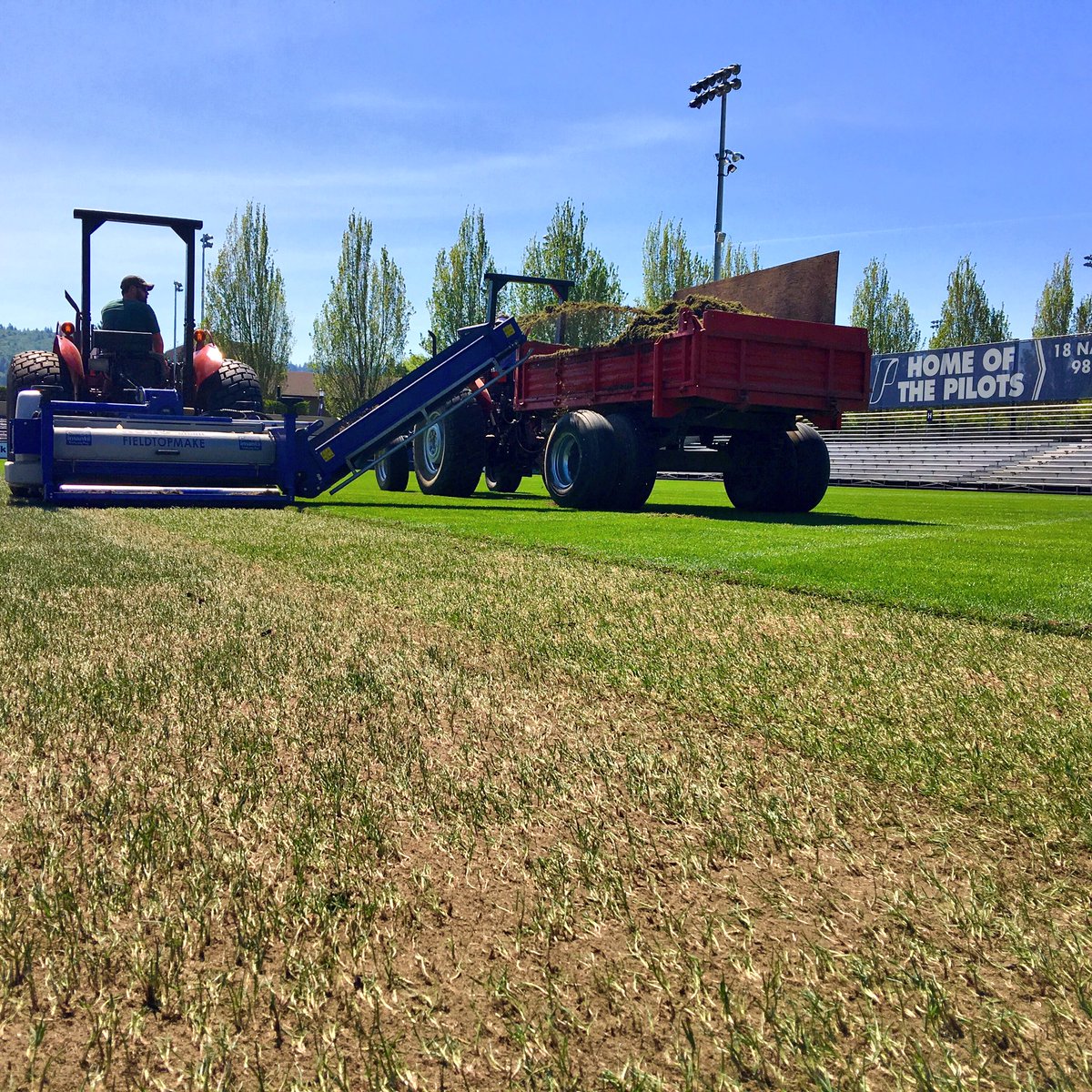 JeradRMinnick's tweet photo. It's that time of the year! Right @CampeyTurfCare? @ATurfMan cleaning #MerloField @PortlandPilots #UniverseFrazeMow https://t.co/YnBYrPT4KG