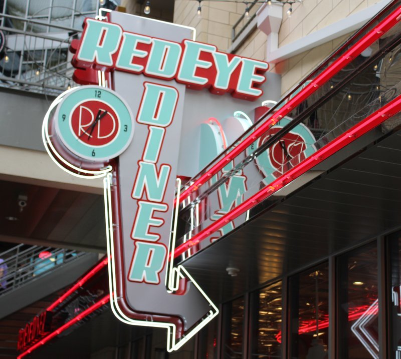 RedeyeDinerCLT's tweet photo. HUNGRY? If you're in The @EpicentreNC let the arrow lead the way! https://t.co/DMc1IbXD3O
