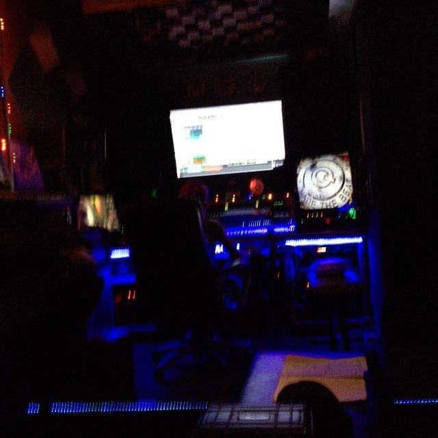 producerpassion's tweet photo. In the lab with FAM! @qmadethebeat #studiotime #studiolookslikeaspaceship #protools #HD #music #droppingtracks #mixโฆ https://t.co/1S6uEhhY3t