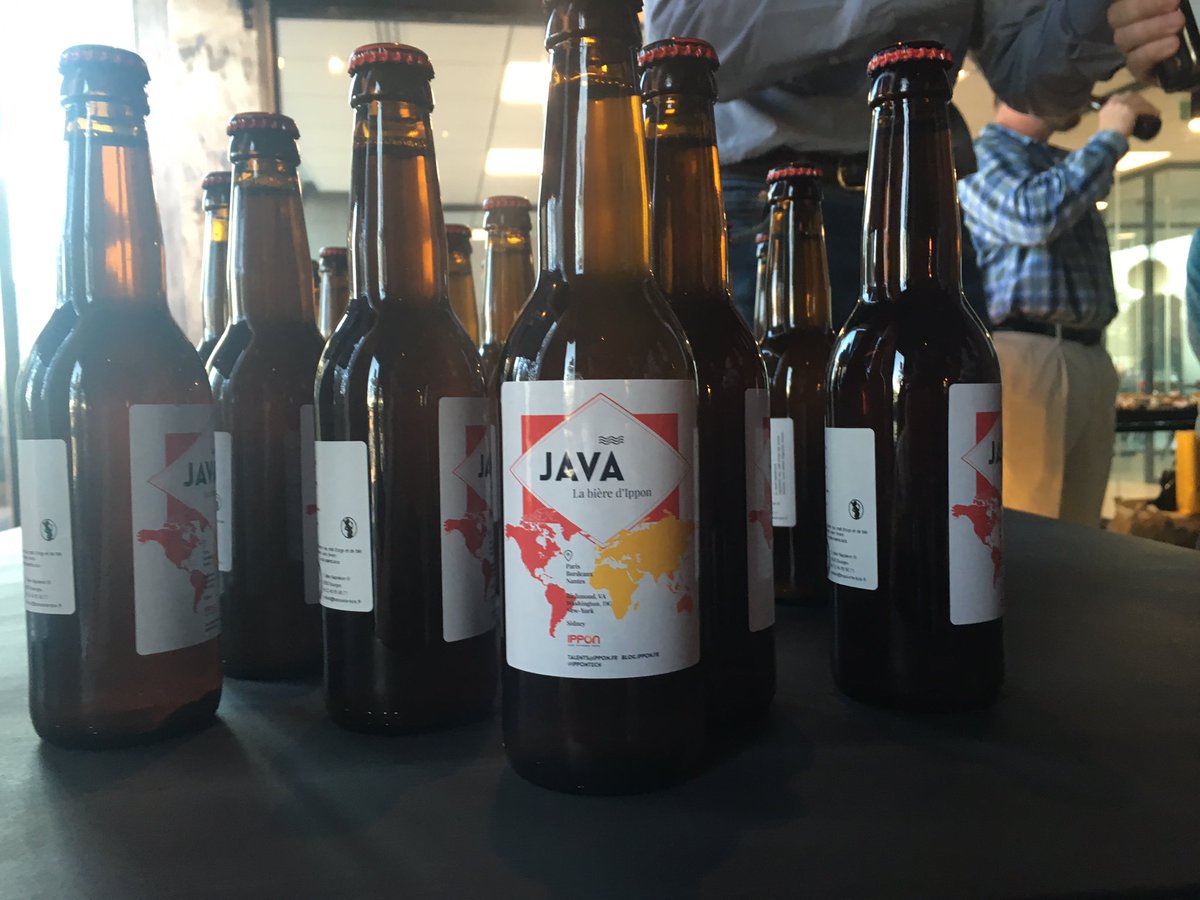 SophiePetitjean's tweet image. Boire une #JavaBeer made in #ippon au #Rooftop @ippontech avec @mraible