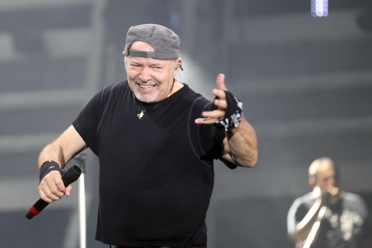 gazzettamodena's tweet photo. #ModenaParKOM17 DataConcerto di @vascorossi sarebbe 1 luglio2017 #ParcoFerrari #ModenaPark https://t.co/9E5txnwE1D https://t.co/HtyEJf87Ww