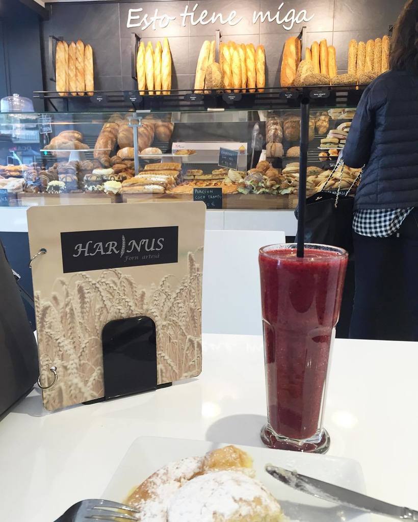 InstaIbiza's tweet photo. Desayuno con smoothie de fresa y frutos rojos 😋 #harinus #ibiza #eivissa #spain #desayuno … https://t.co/VNoaeRBWcc https://t.co/uiZY63wzJD